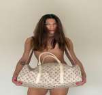 anuncio trans Naomi Kendall Sou Naomi Kendall, uma mulher trans de bom gosto refinado, apaixonada por moda e experincias inesquecveis.Com elegncia e charme natural, ofereo minha presena marcante para quem busca uma companhia de alto nvel.Minha essncia  marcada pelo equilbrio entre sofisticao e autenticidade, perfeita para eventos sociais, jantares de negcios e ocasies especiais.Exclusividade e Discrio: Prezo por encontros respeitosos e confidenciais, garantindo sigilo absoluto.Pontualidade e Organizao: Respeito o meu tempo e espero o mesmo de quem me procura. Antecipao nas reservas  indispensvel.Higiene e Elegncia: O cuidado com a aparncia e a educao no trato so requisitos bsicos para qualque